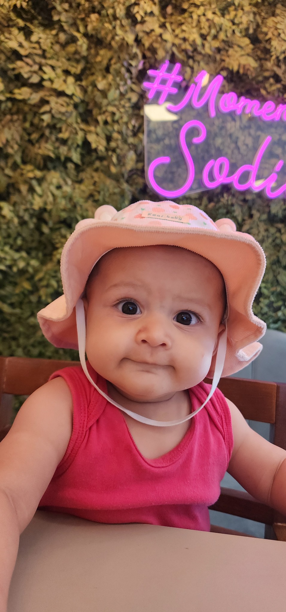 Catarina usando um chapéu rosa, inspiração do Legado Catarina e do Desafio 321