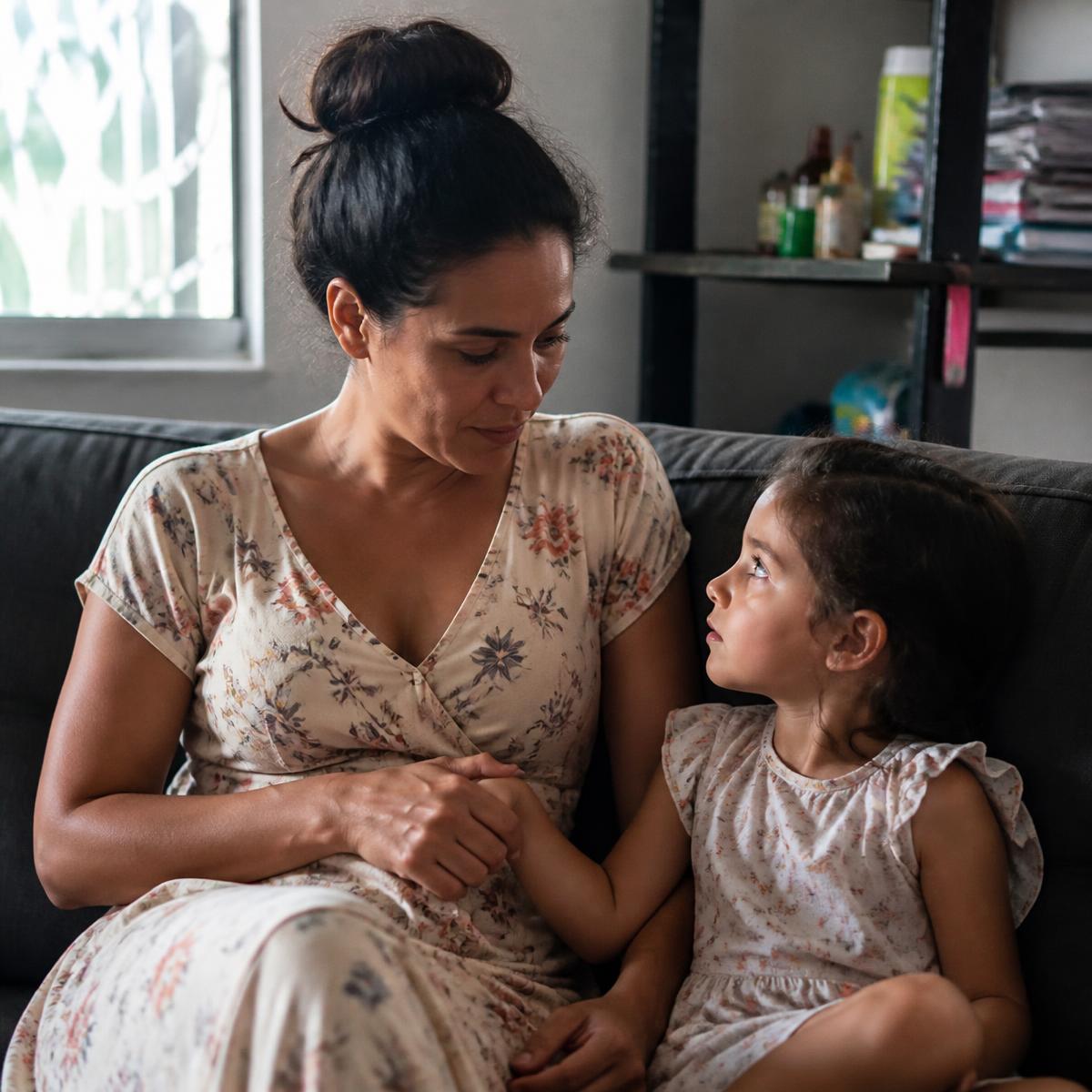 Mãe e filha juntas em casa
